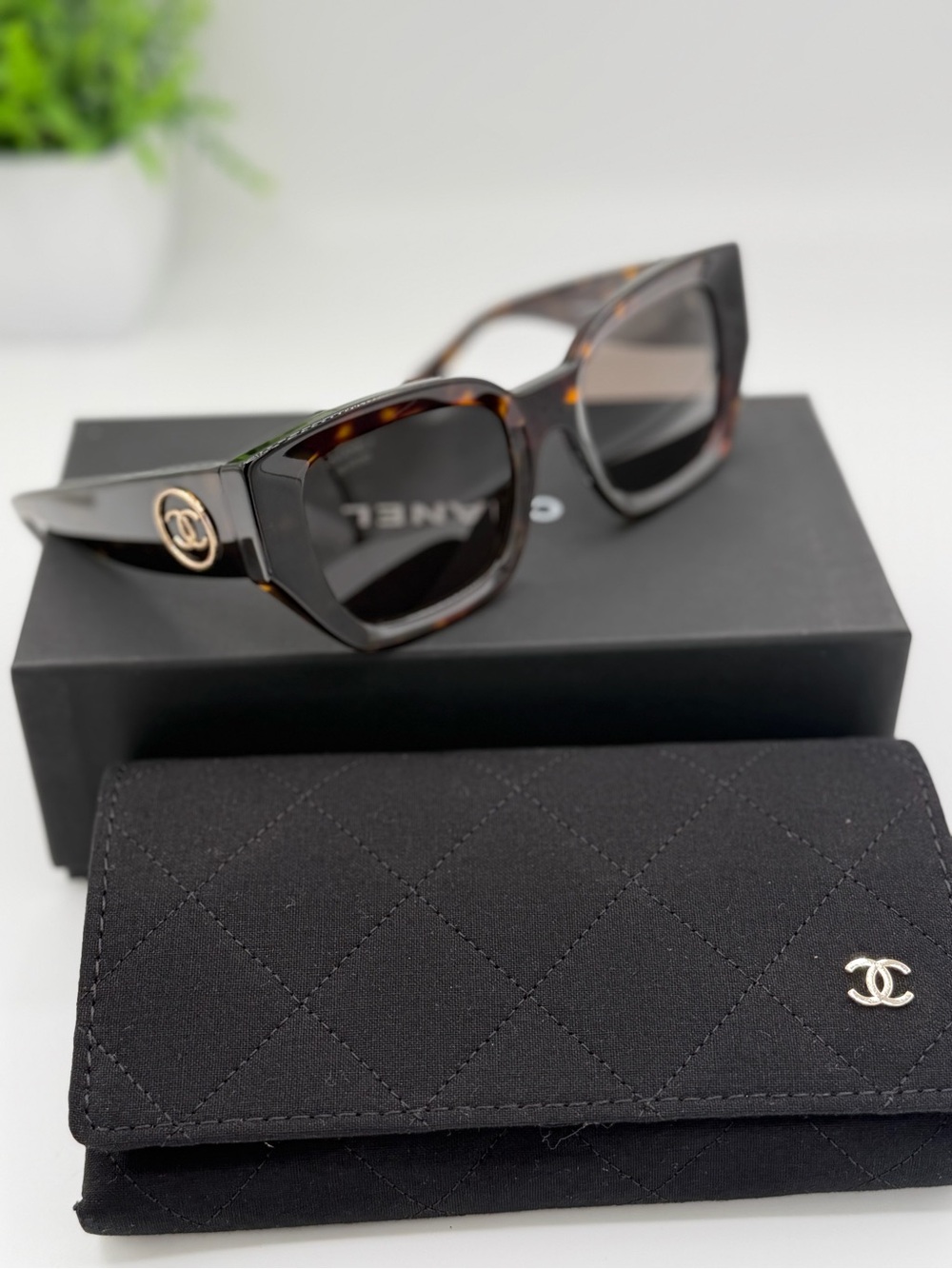 Brand New Chanel CC Tortoiseshell Cat-Eye Sunglasses - Black/Brown in box 😍
